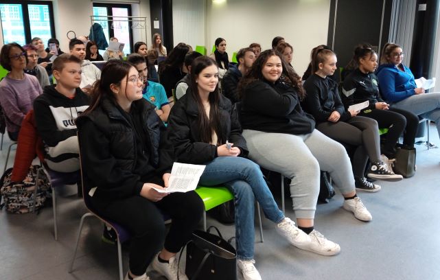 Adèle Tariel au lycée Marguerite Yourcenar d'Erstein et au  lycée Professionnel Agricole d'Erstein