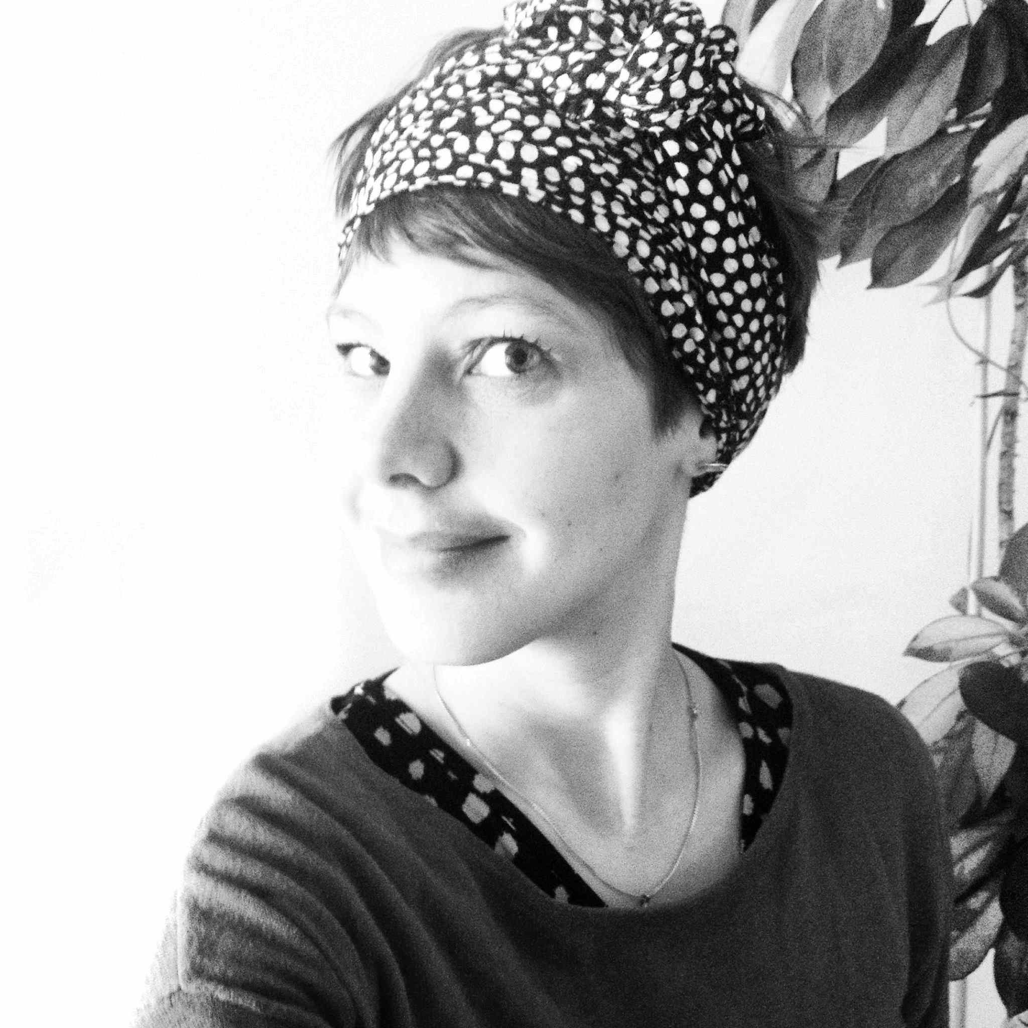 L'illustratrice Karine Maincent sème des graines en pouponnière